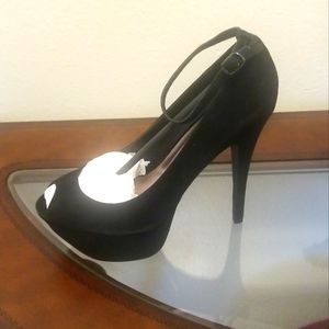 BLACK HEEL, SIZE 11, NEVER BEEN WORN